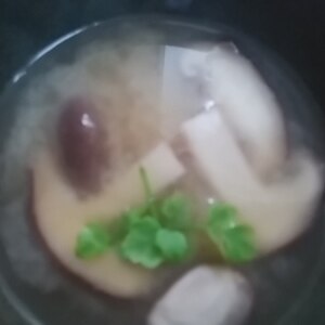 豆乳入りごぼうとしいたけのお味噌汁